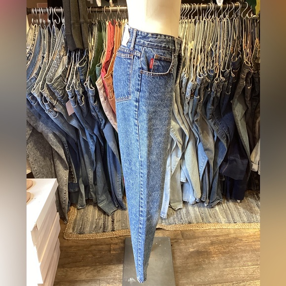 Vintage 1990’s BONGO Acid Wash mom jean - Picture 4 of 4